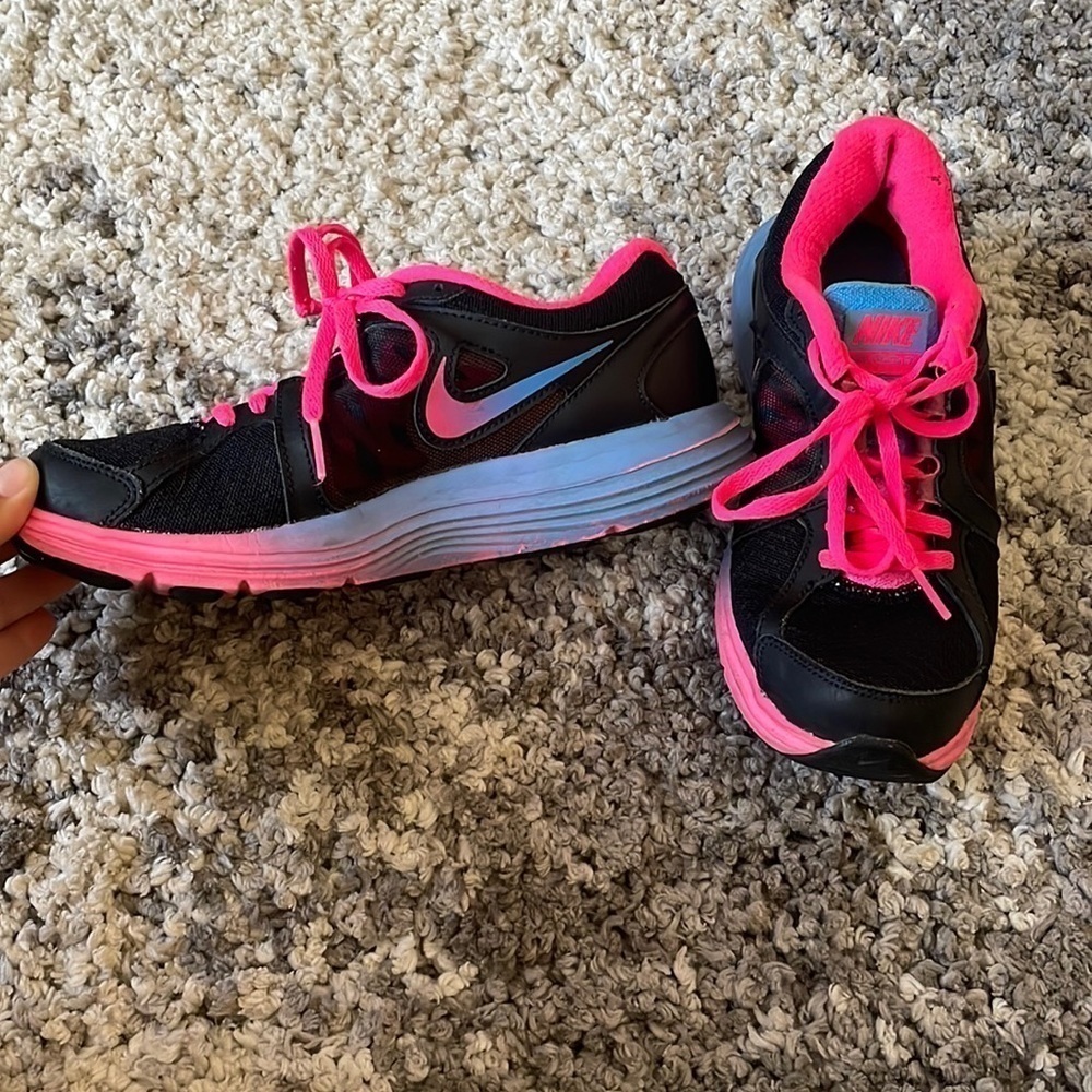 Womens Nike shoes - Picture 2 of 7